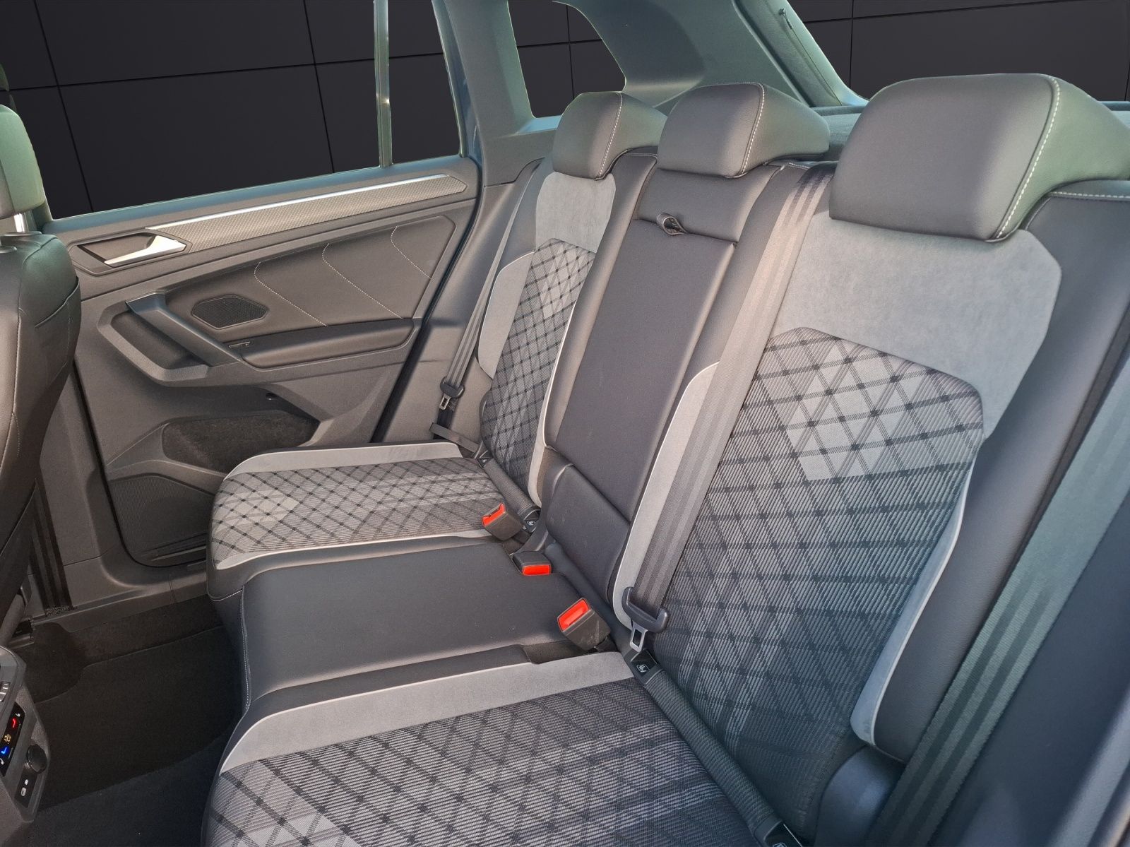 Fahrzeugabbildung Volkswagen Tiguan TSI R-line DSG Matrix Navi AID ACC 360° P