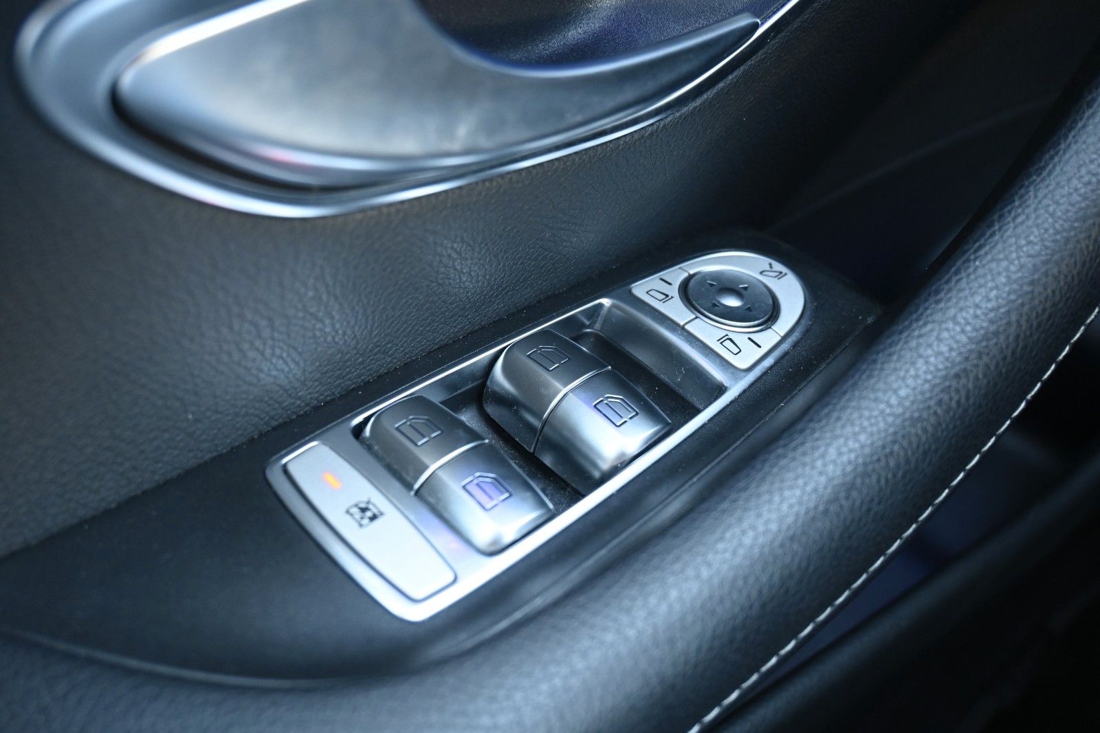 Fahrzeugabbildung Mercedes-Benz E 200 Autom. T-Modell 4Matic*RFK*LED*BLIS*