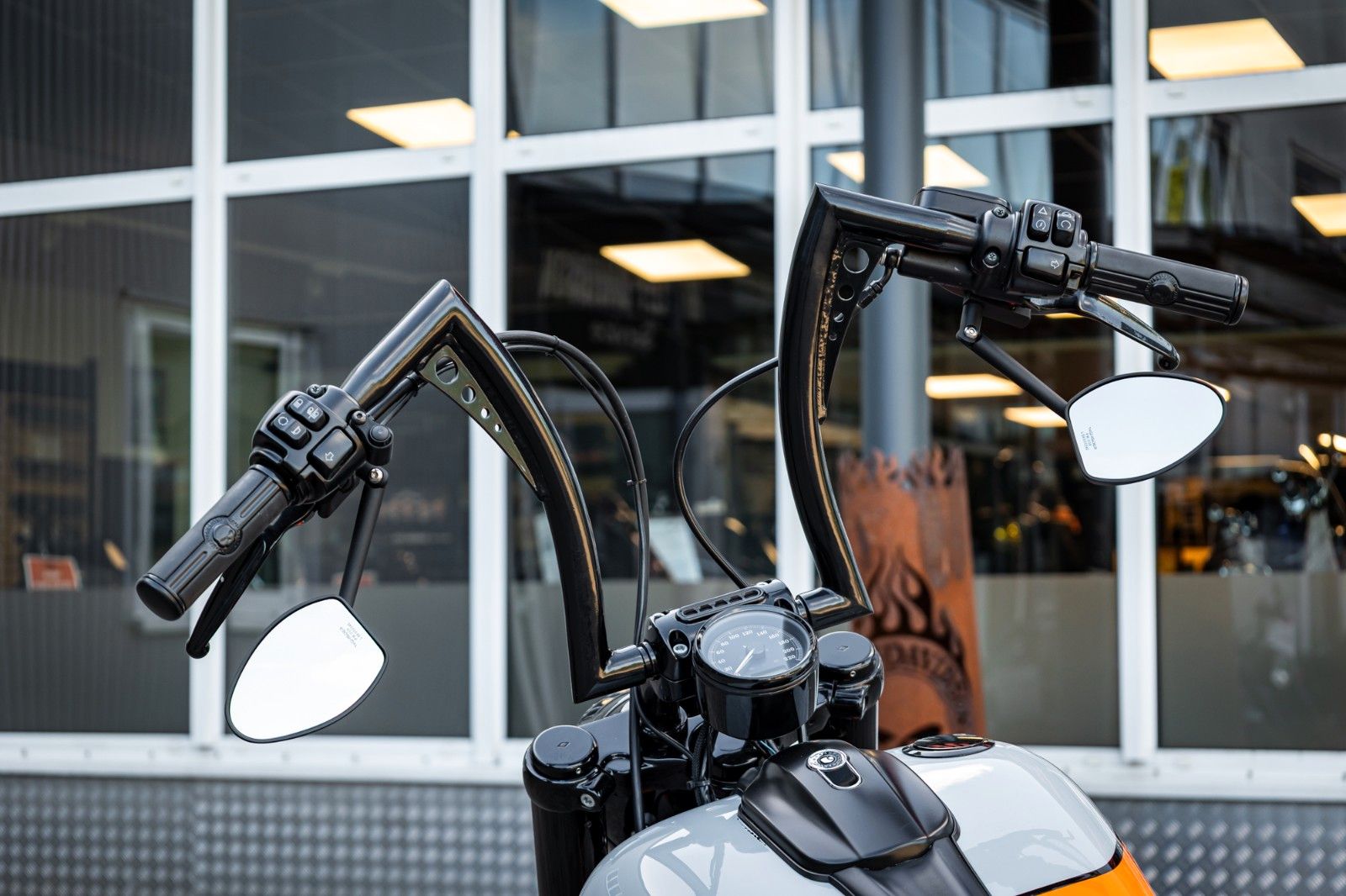 Fahrzeugabbildung Harley-Davidson FXSB Breakout 103 - Kesstech/Airride/Heckumbau -