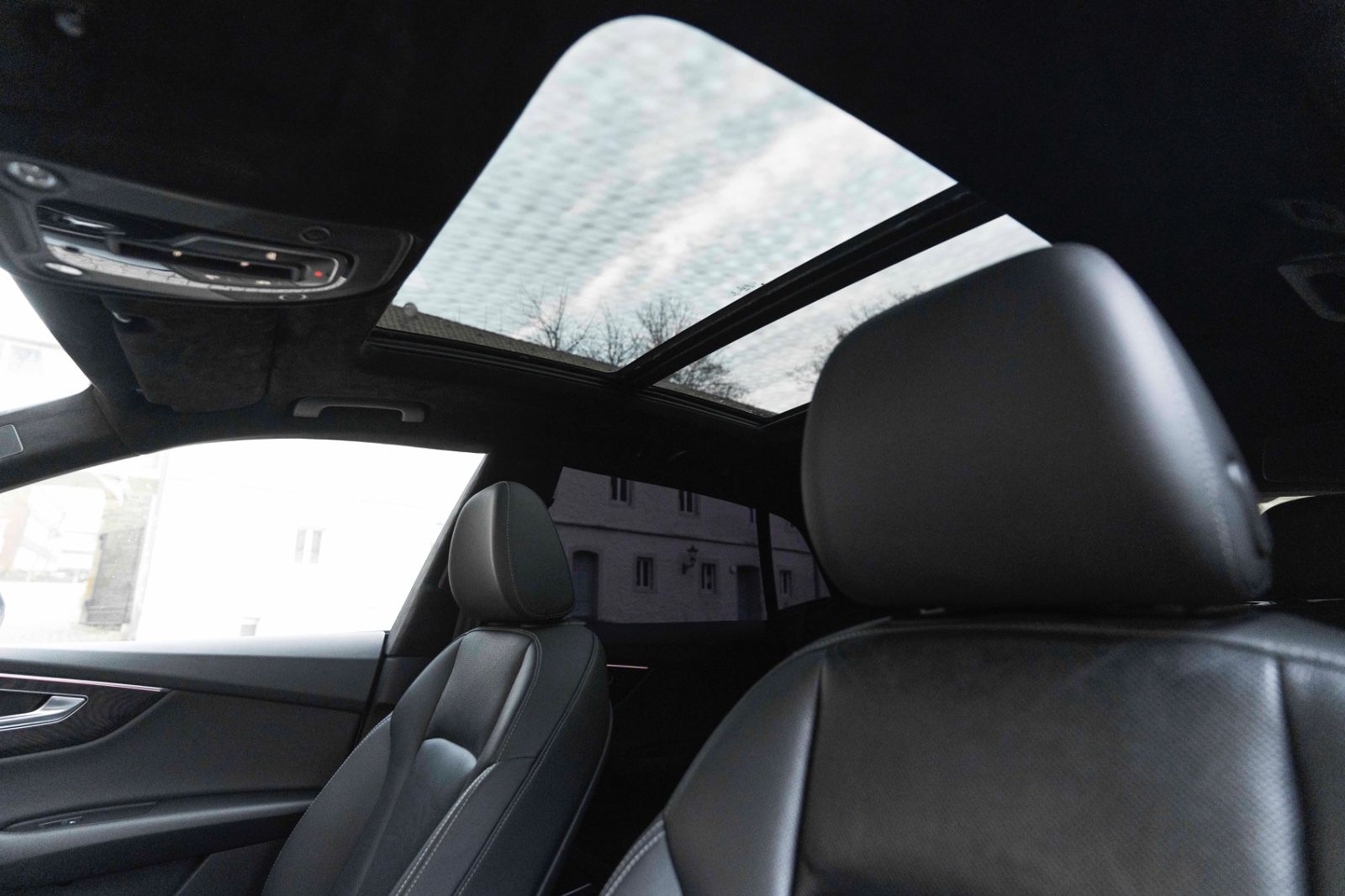 Fahrzeugabbildung Audi Q8 55 TFSI Quattro S-LINE B&O 3D ACC MATRIX NAV