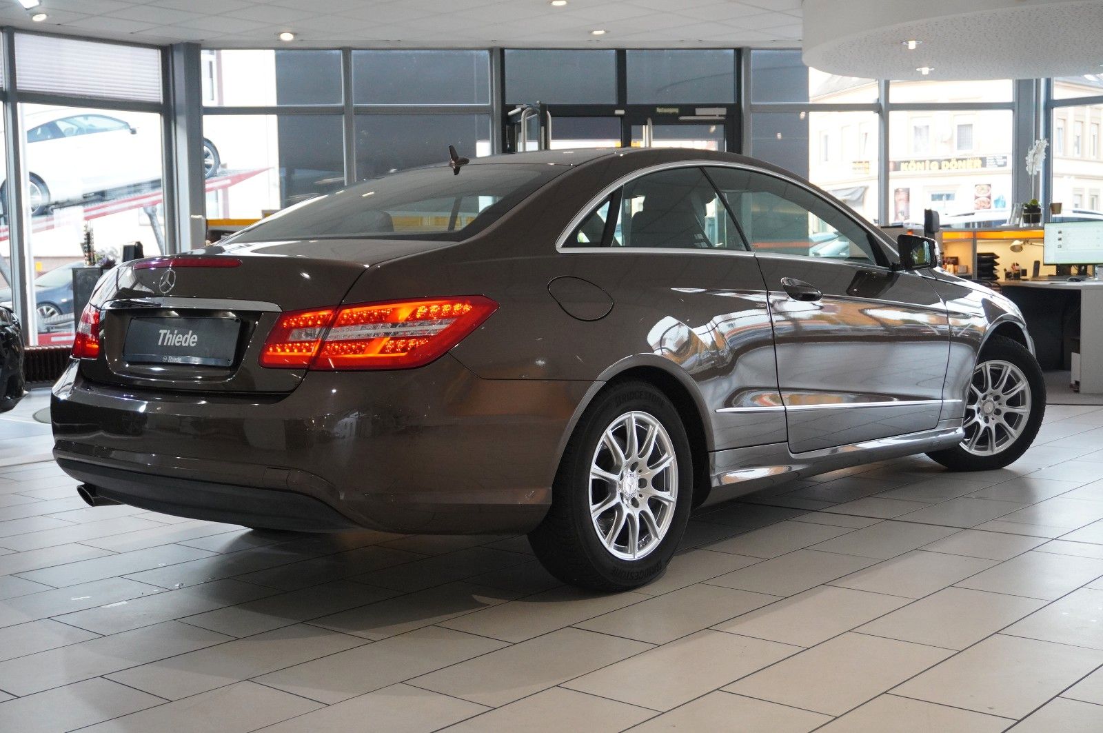 Fahrzeugabbildung Mercedes-Benz E 200 COUPE AVAMTGRADE NAVI/SHZ/SPORT/PDC/TEMP.