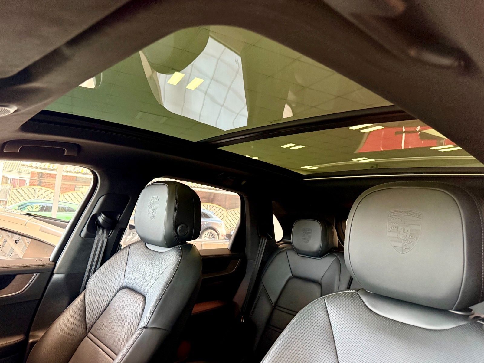 Fahrzeugabbildung Porsche Cayenne Turbo E-Hybrid SportDesign/PCCB/PTS/AHK