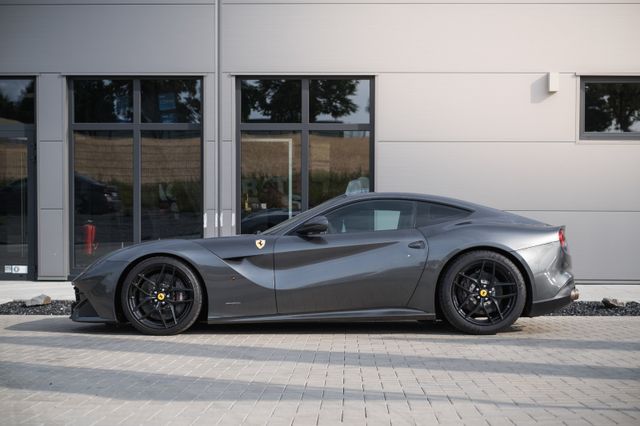 Ferrari F12 Berlinetta-LED-Daytona-Seat-Novitec Auspuff