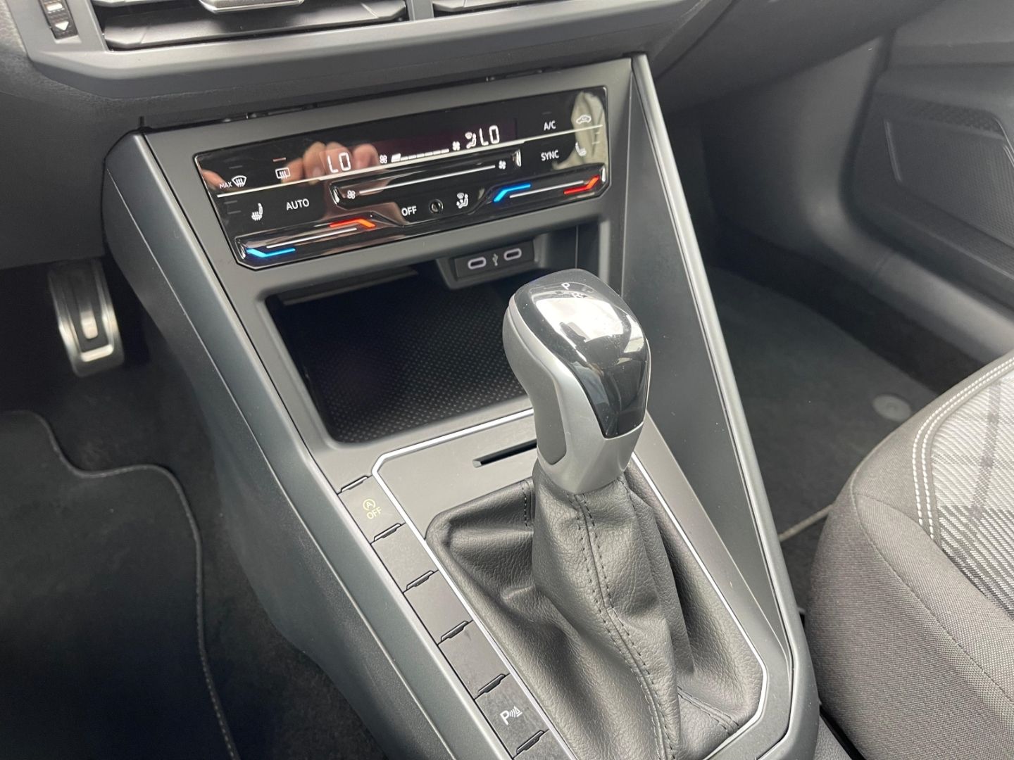 Taigo 1.0TSI DSG R-Line - NAV*IQ*BLACK*KAMERA*1H