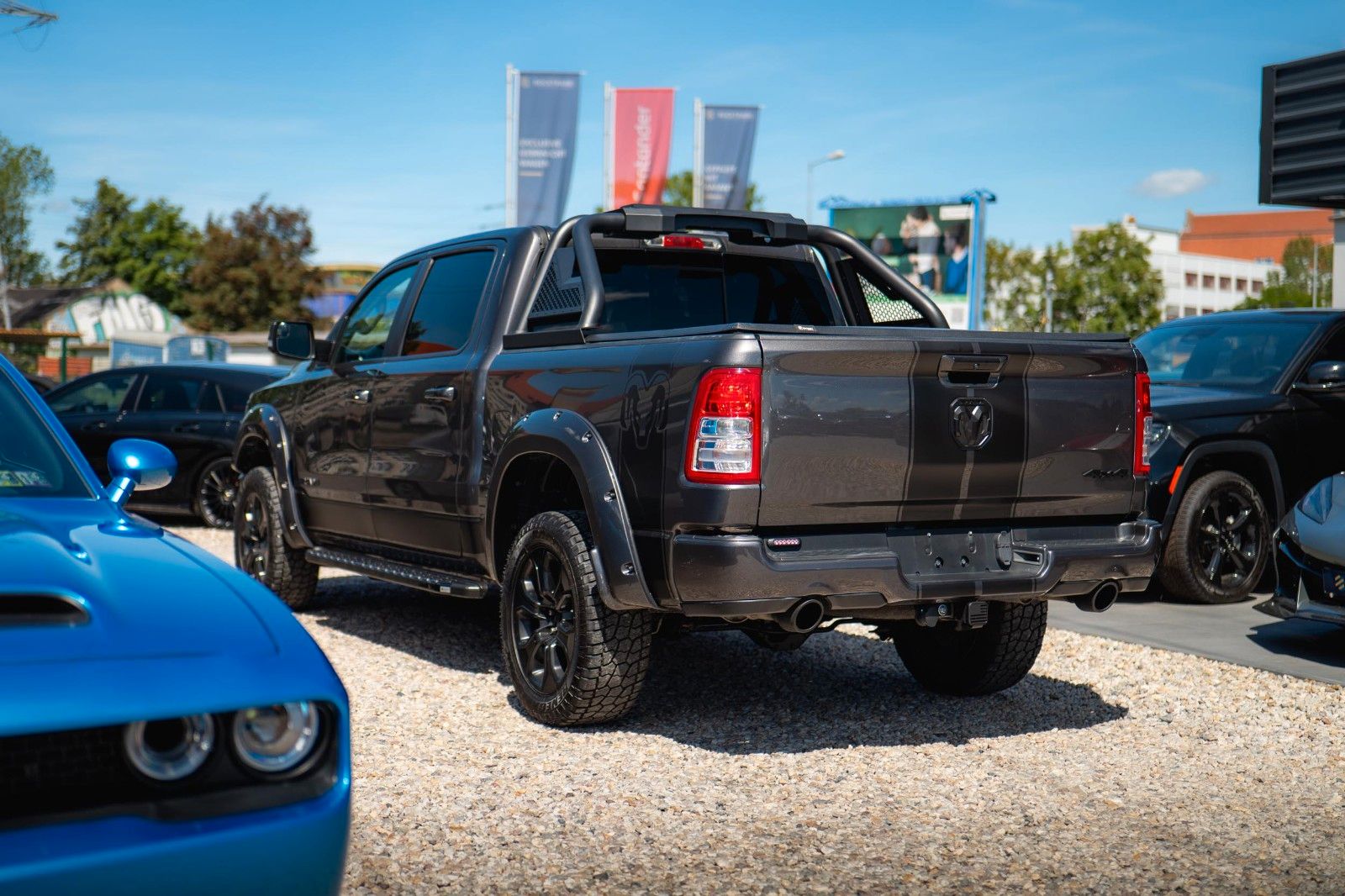 Fahrzeugabbildung Dodge RAM 5.7 V8 HEMI 4x4 OFFROAD Night-Paket *LED*