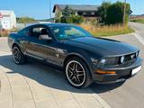 Ford Mustang GT 4,6 L V8 305 PS - Ford Mustang: V6
