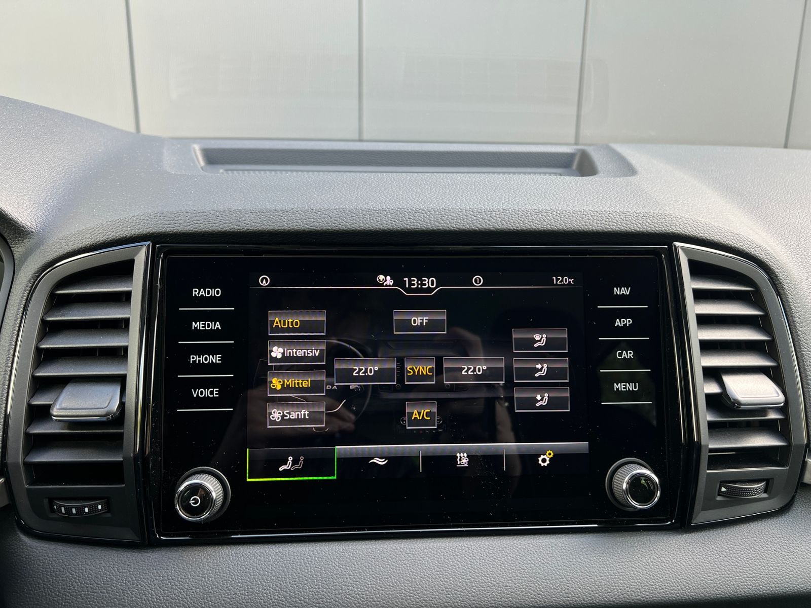 Fahrzeugabbildung SKODA Karoq Selection 1.5 TSI DSG *Standheizung, Kamer
