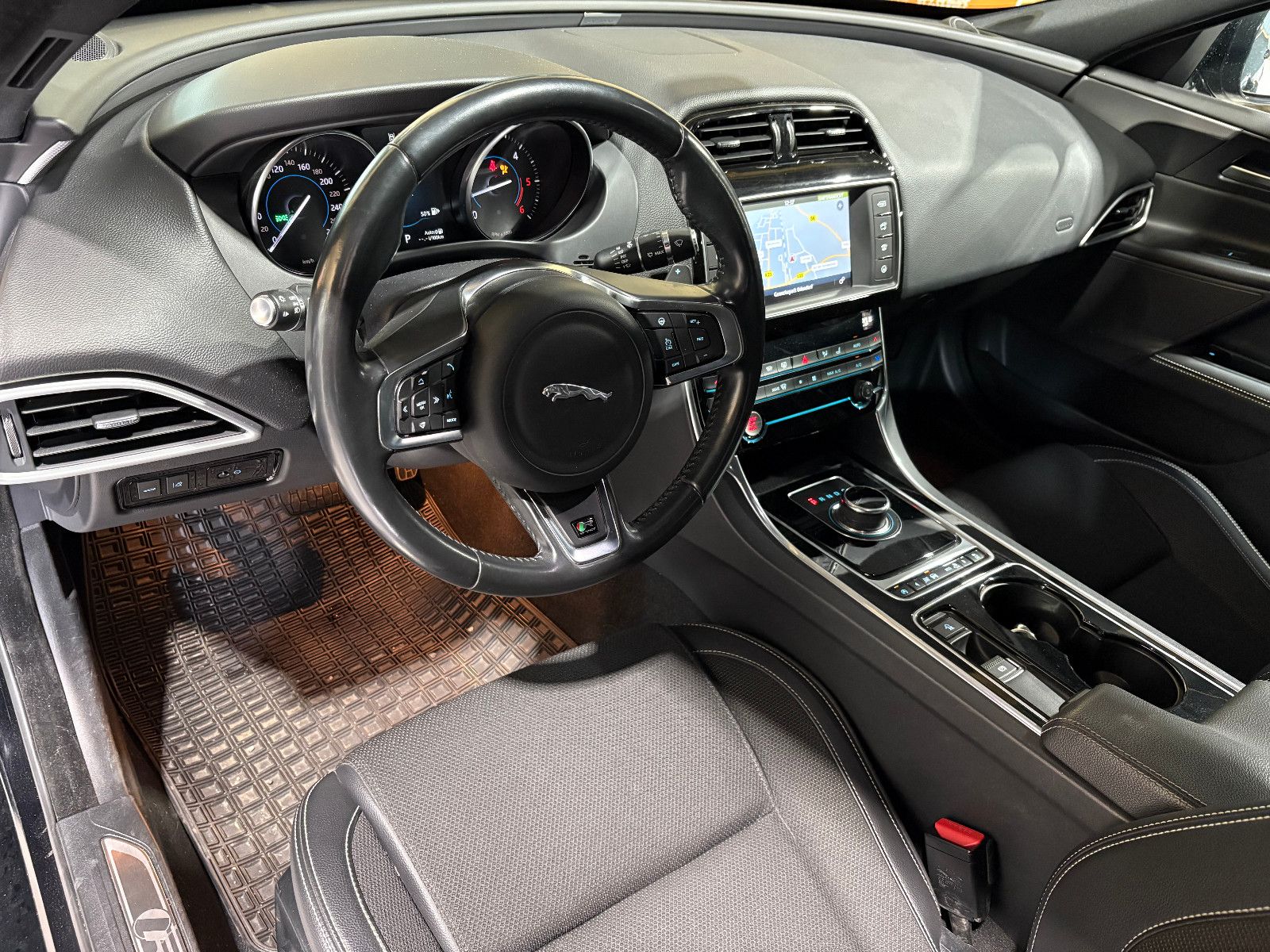 Fahrzeugabbildung Jaguar XE /TEMPOMAT/NAVI/SHZ/KLIMA/BI-XENON/SPURHALTE