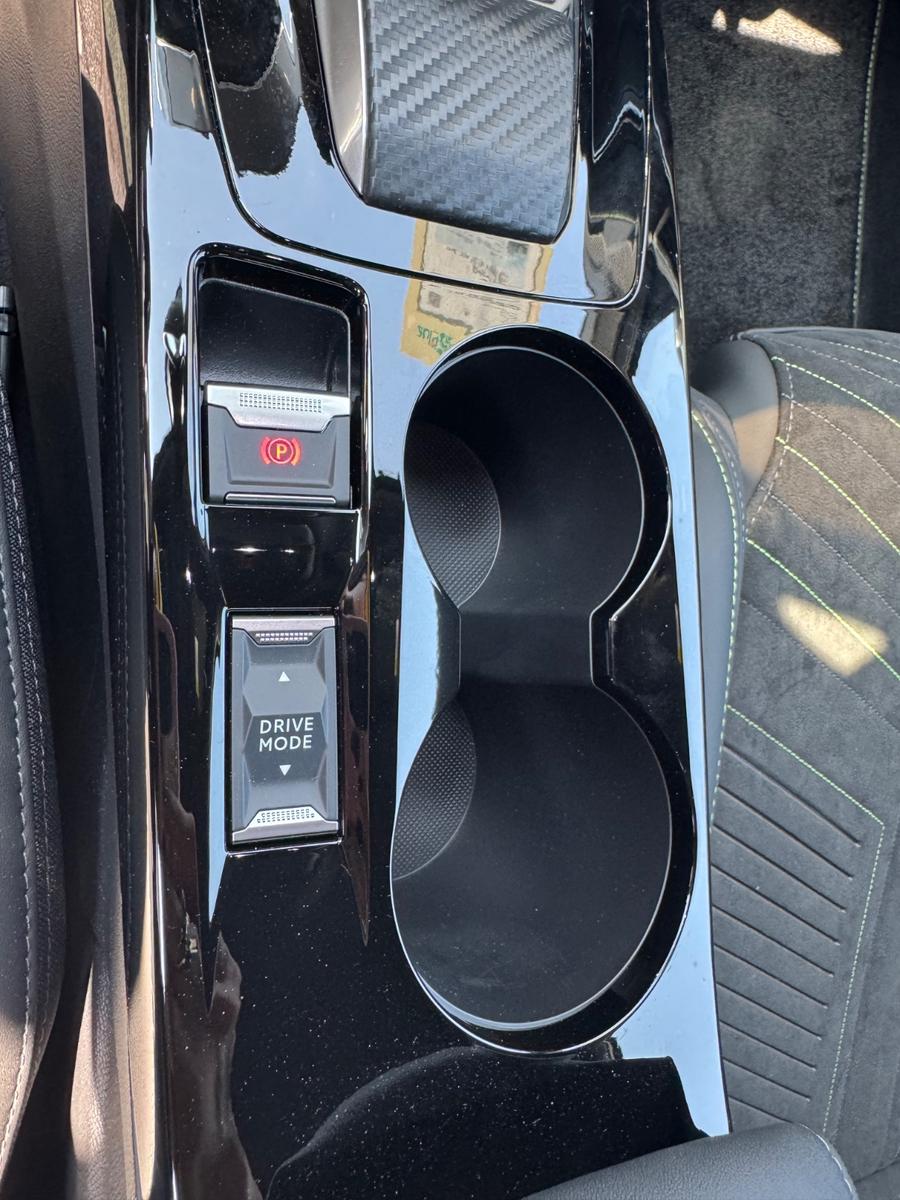 Peugeot 2008 Hybrid 145 GT, ACC, Navi