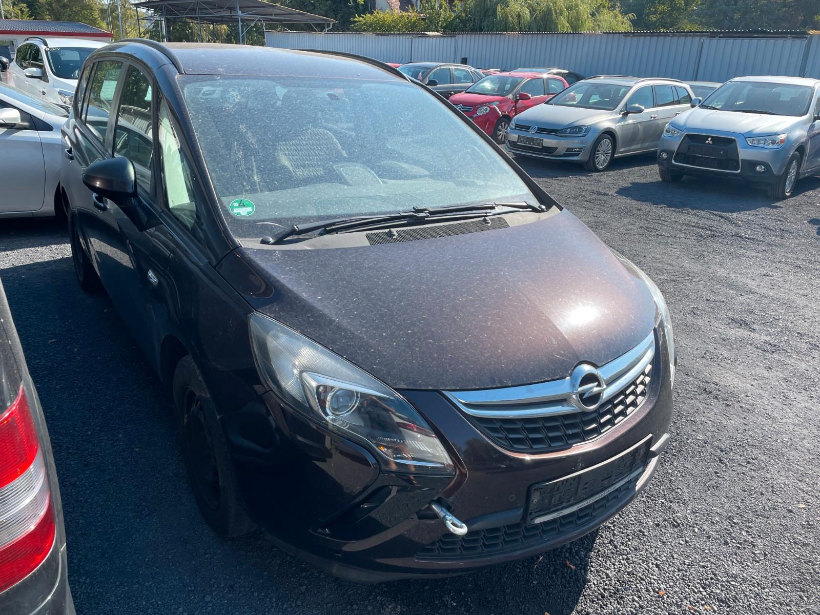 Opel Zafira tourer 2013 — rear view