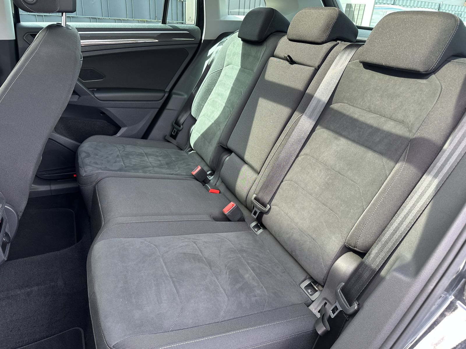 Fahrzeugabbildung Volkswagen Tiguan 2.0 TDI DSG Sport NAV+LED+PANO+ACC+KAM+VC