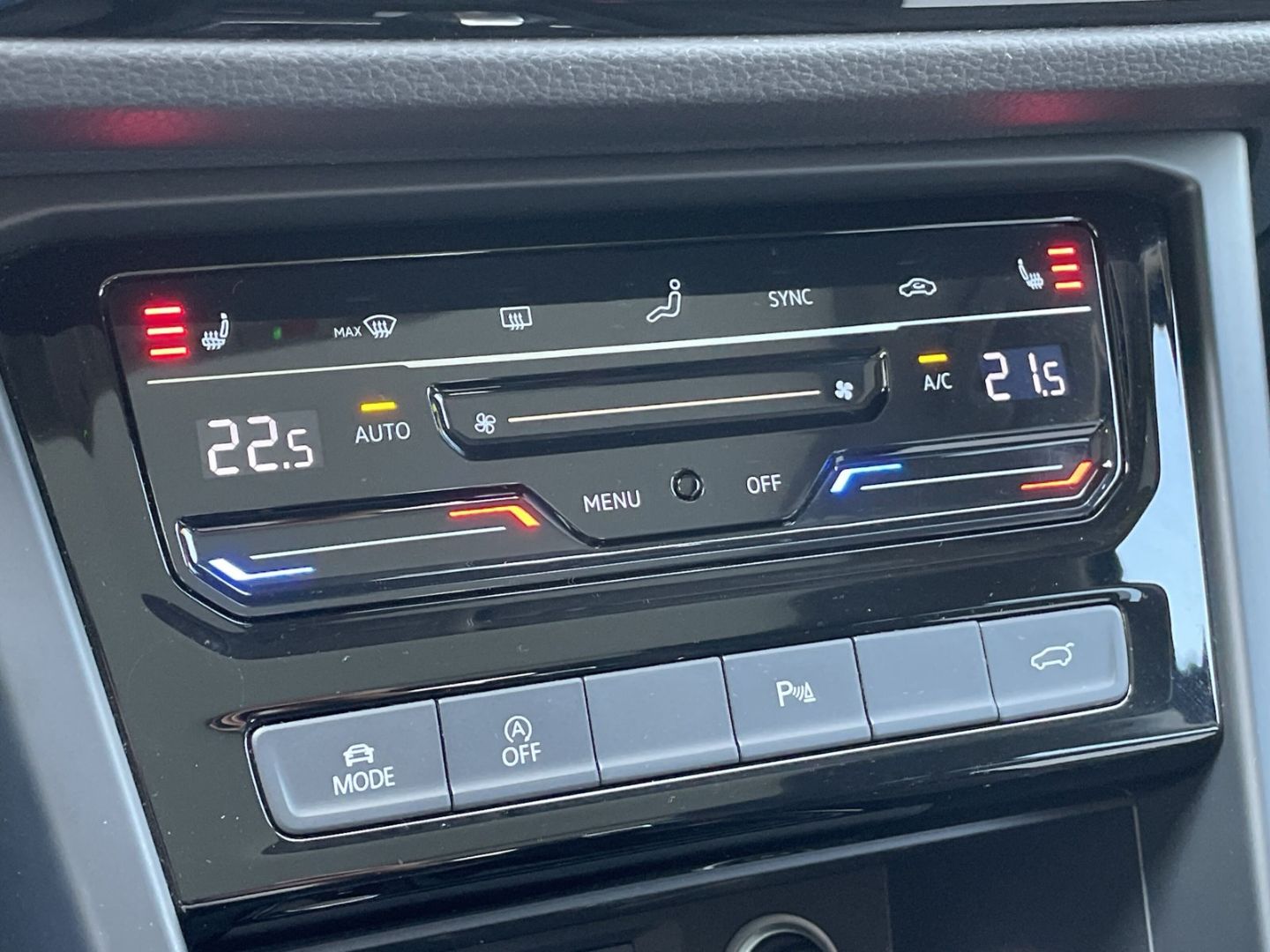 Touran 1.5 TSI DSG R-Line ACC/Navi/LED/Pano/CAM 