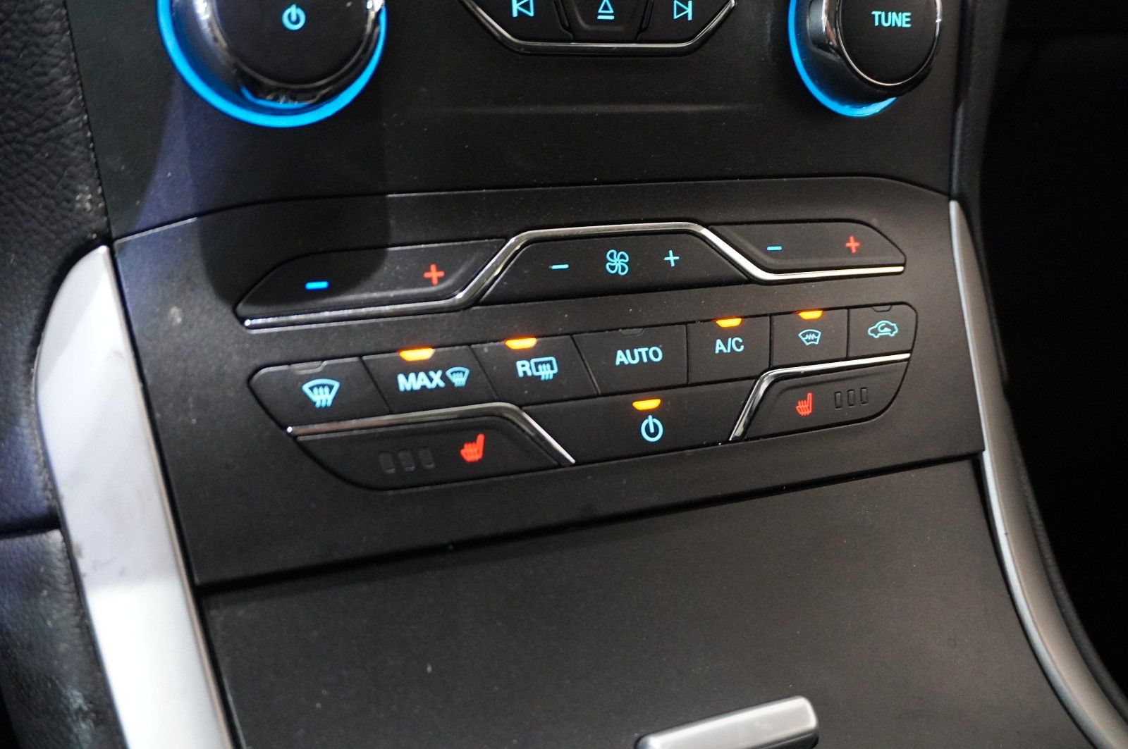 Fahrzeugabbildung Ford S-Max 2.0D BUSINESS 4X4 7-SITZE NAVI/SH/PDC/TEMP