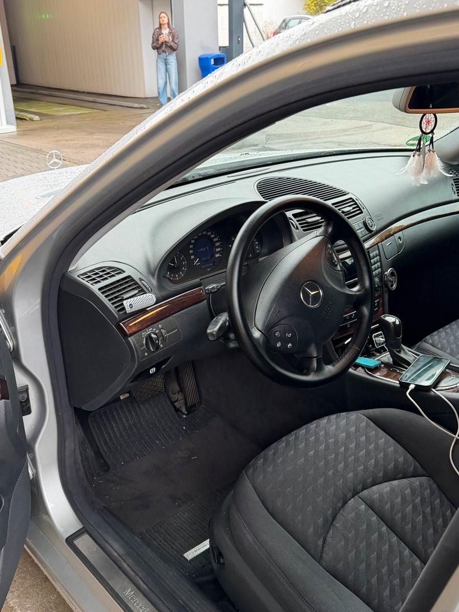Mercedes-Benz E220 2004 — двигун 150 HP (110kW)