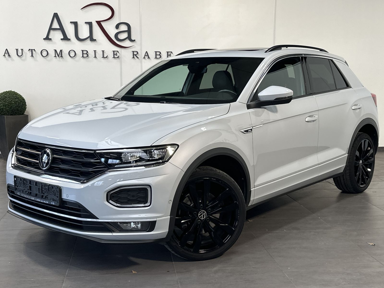 Fahrzeugabbildung Volkswagen T-Roc 2.0 TSI DSG 4M R-Line NAV+LED+PANO+AHK+ACC
