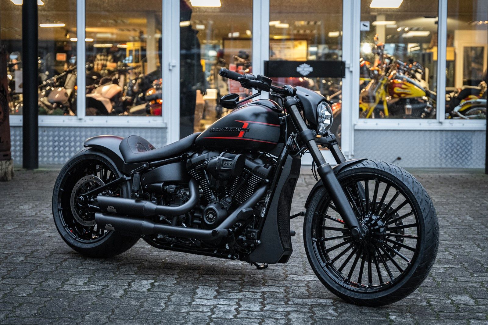 Fahrzeugabbildung Harley-Davidson Breakout DARKSIDE FXBR 117 MY24 -JEKILL&HYDE-