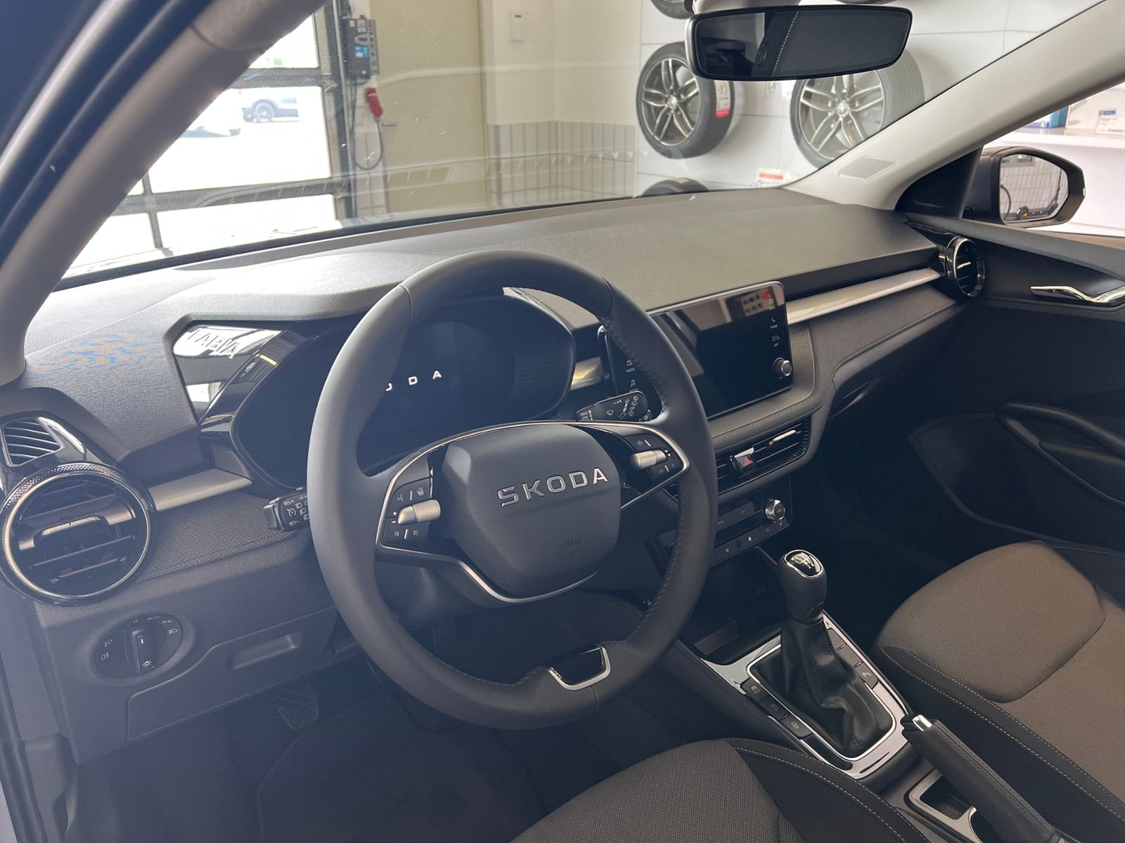 Fahrzeugabbildung SKODA Fabia Tour 1.0 TSI *Winter-Paket,KESSY,Einparkhi