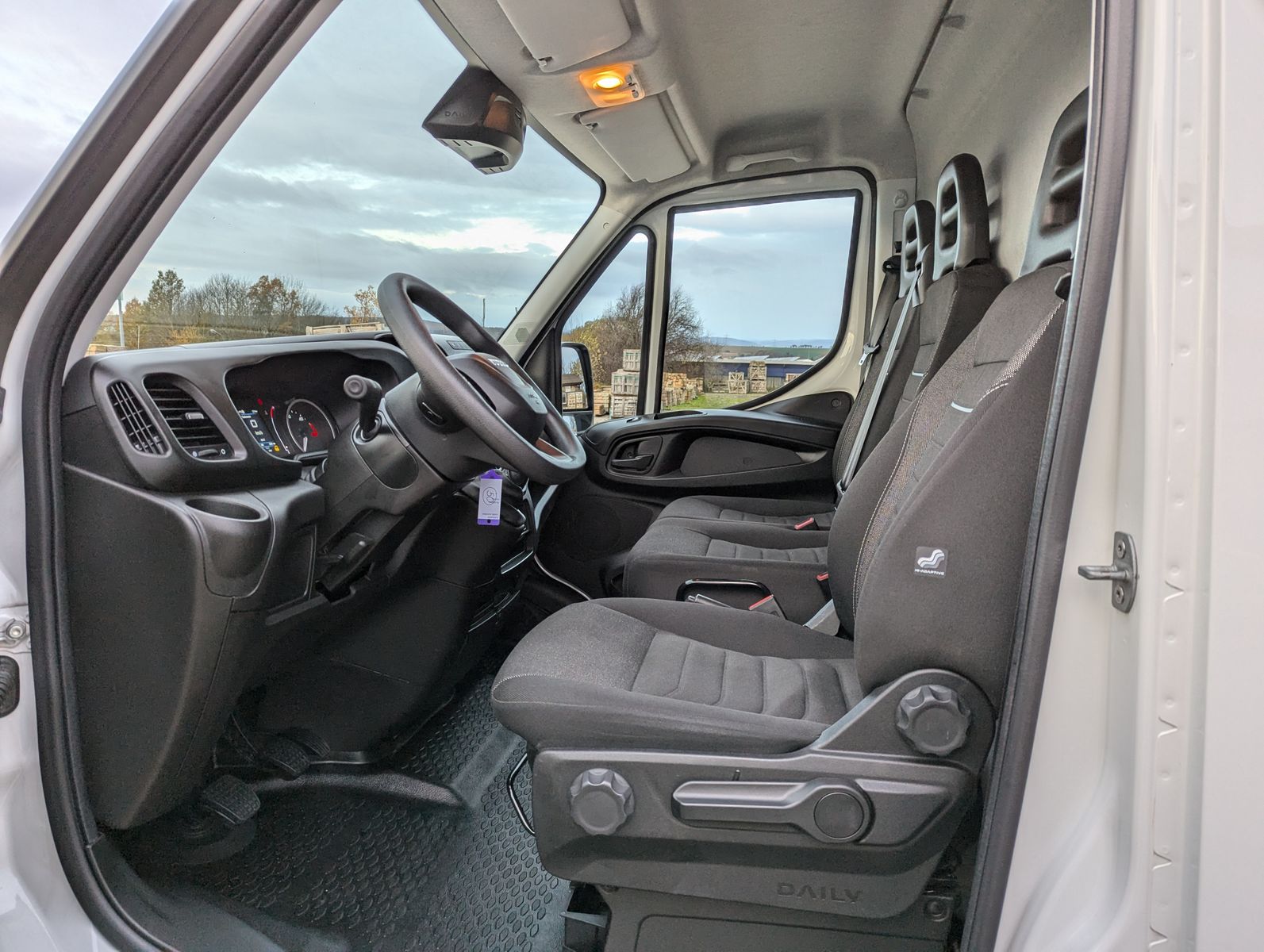 Fahrzeugabbildung Iveco Daily 35S18V4100L 3.0L Dach/Holzboden Kamera Kli