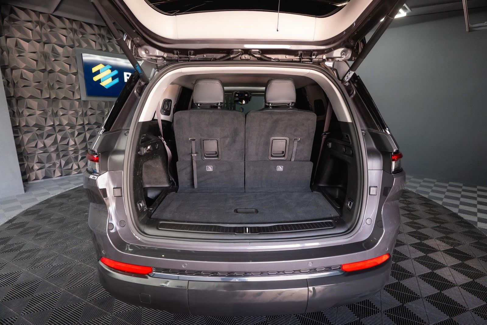 Fahrzeugabbildung Jeep Grand Cherokee 3.6 4x4 LAREDO L ACC Kamera 19%