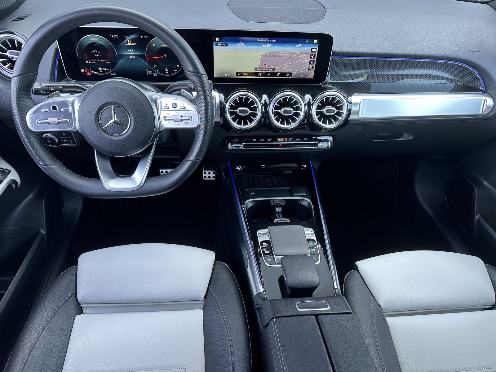 Fahrzeugabbildung Mercedes-Benz GLB 220d AMG Line NAV+KAMERA+19ZOLL+WIDESCREEN