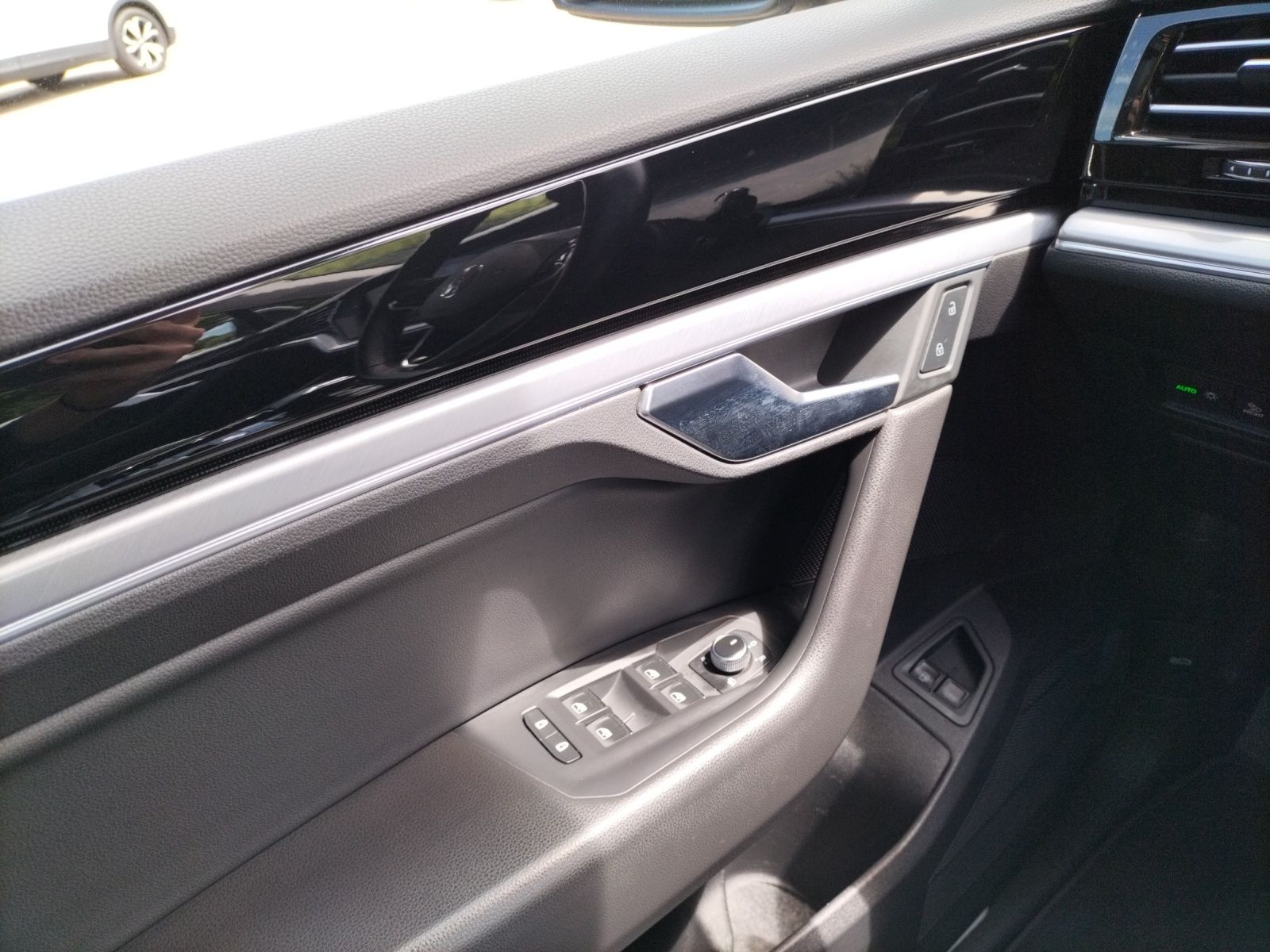 Fahrzeugabbildung Volkswagen Touareg Elegance 4M eHybrid LED PANO AHK SHZ PDC