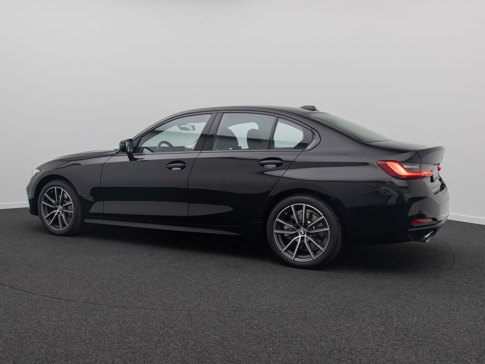 Fahrzeugabbildung BMW 330i GeschwindigReg DAB Komfort HiFi Leder 18Zol