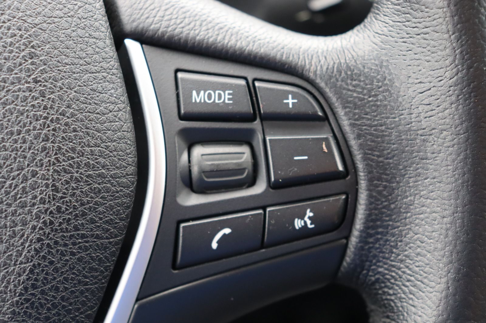 Fahrzeugabbildung BMW 320 i * AHK * Navi * SD