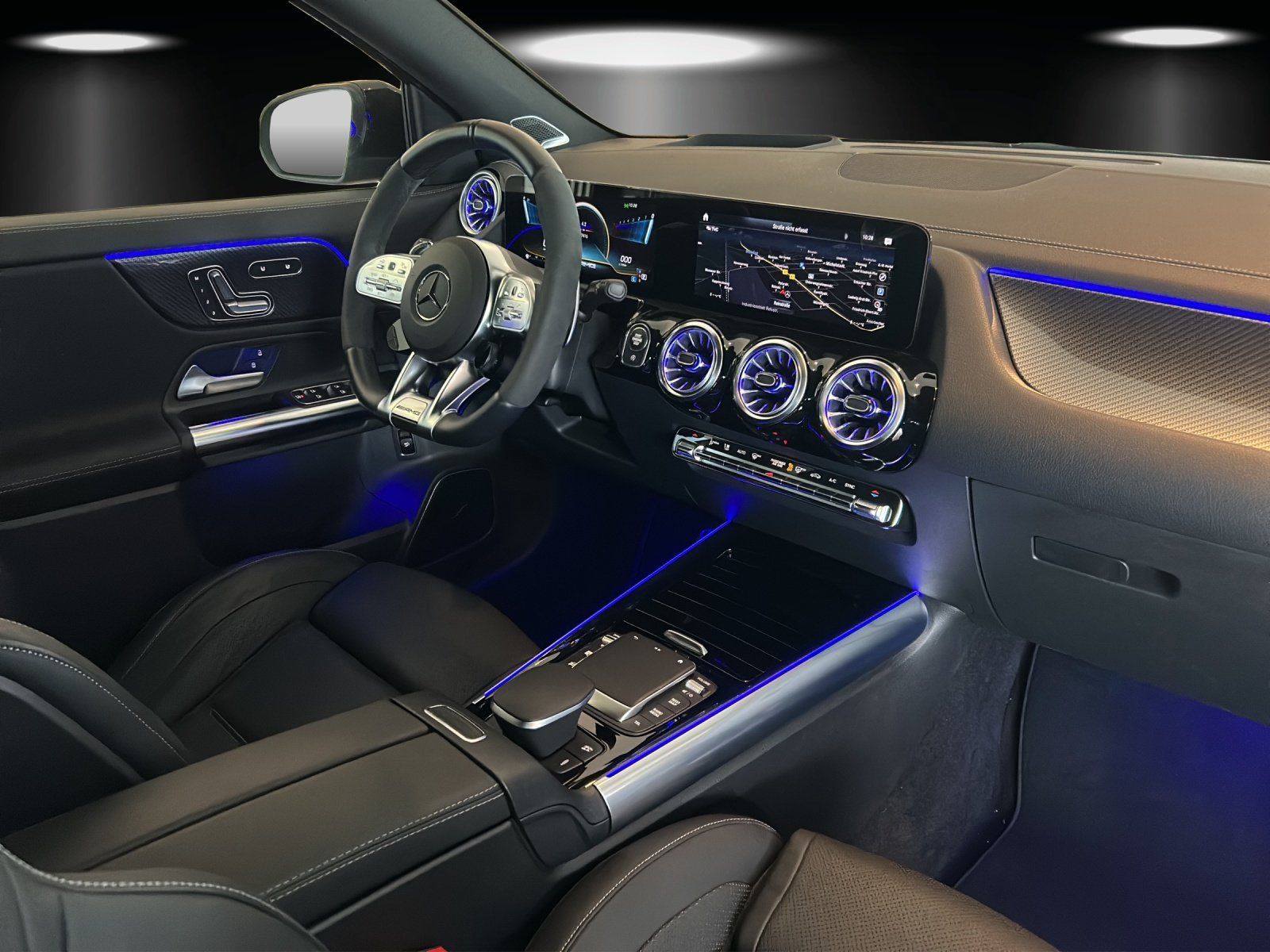 Fahrzeugabbildung Mercedes-Benz GLA 45 S AMG Perf.Sitze DISTRO Massage AERO Pano