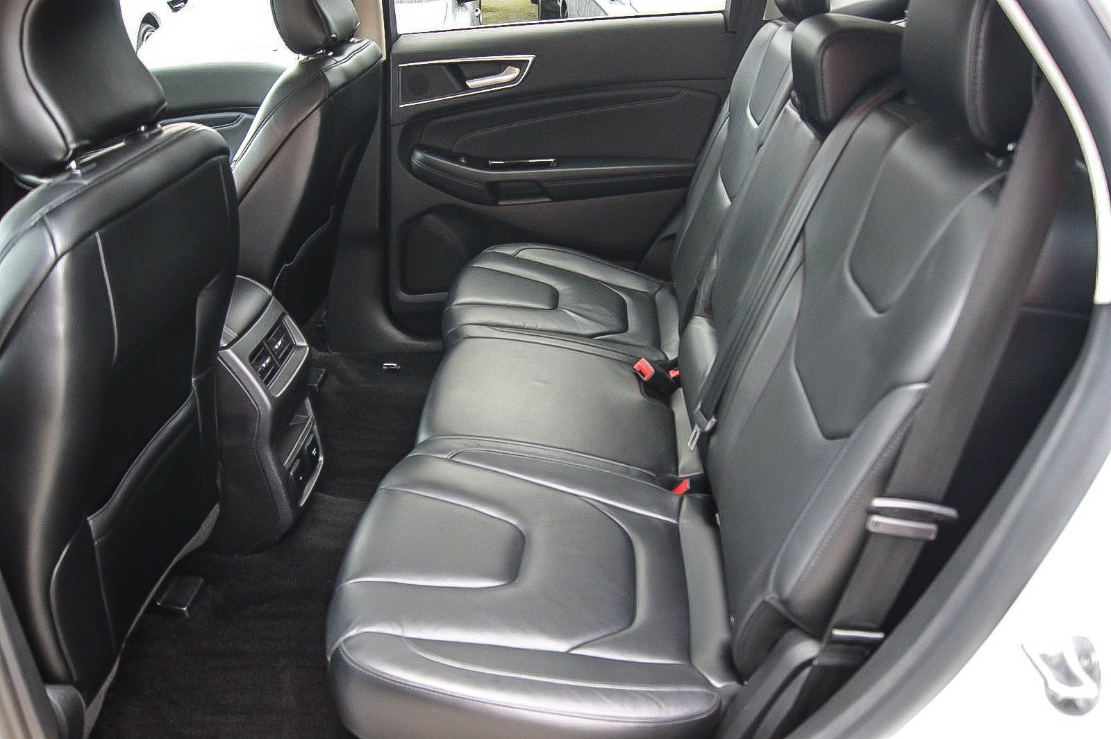 Fahrzeugabbildung Ford Edge Titanium 4x4 LEDER NAVIGATION KAMERA PDC 19