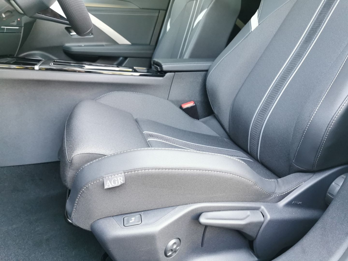 Fahrzeugabbildung Opel Astra GS Line HUD Panorama Navi digitales Cockpi