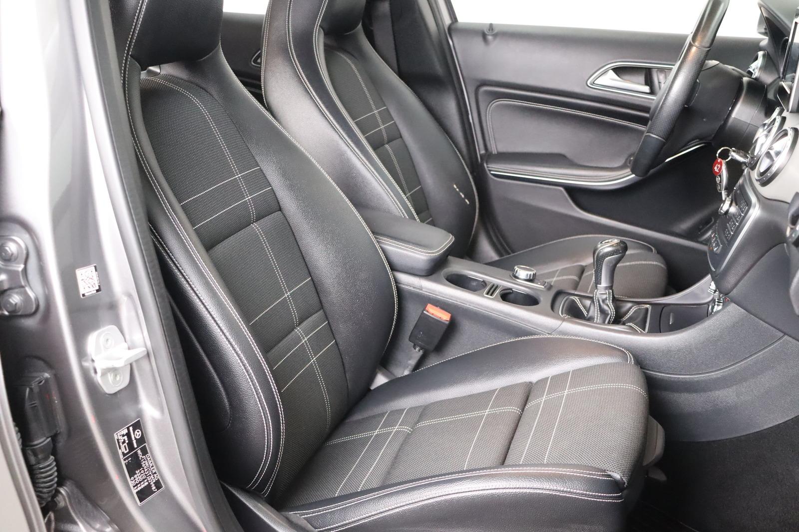 Mercedes-Benz GLA 200 Score * Bi- Xenon * Navi * SHZ *