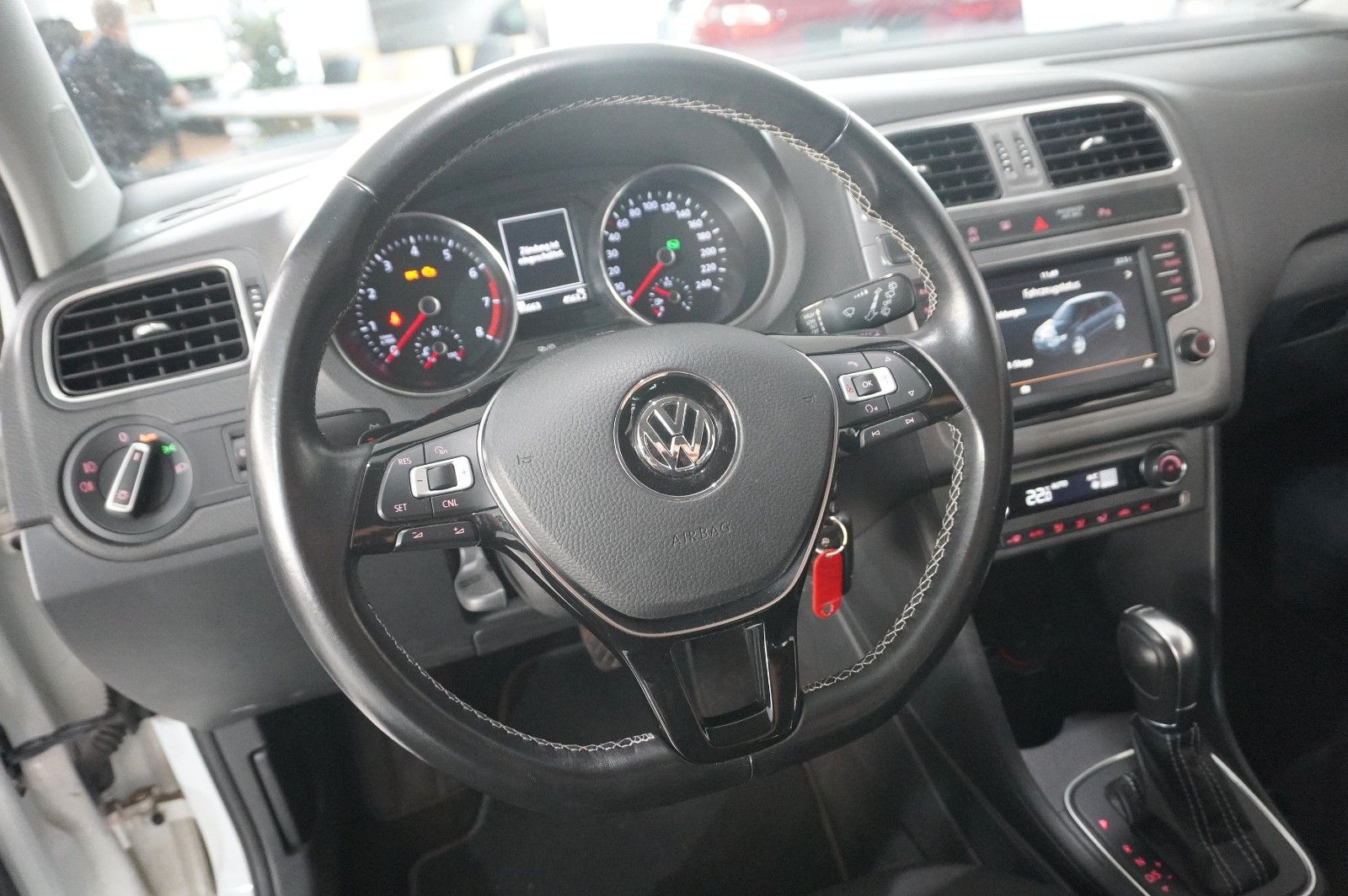 Fahrzeugabbildung Volkswagen Polo V 1.2 TSI LOUNGE DSG NAVI/KLIMA/PDC/TEMP.