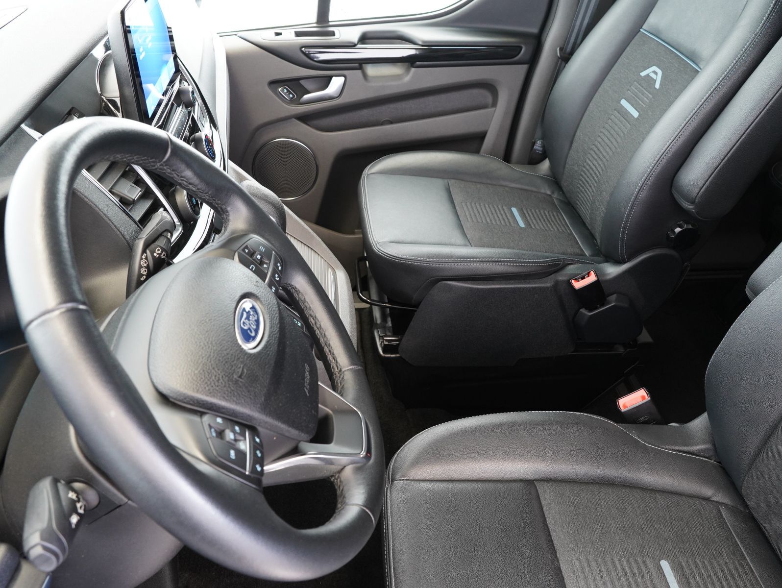 Fahrzeugabbildung Ford Tourneo Custom 320 L2 Active 8-SITZER/XENON