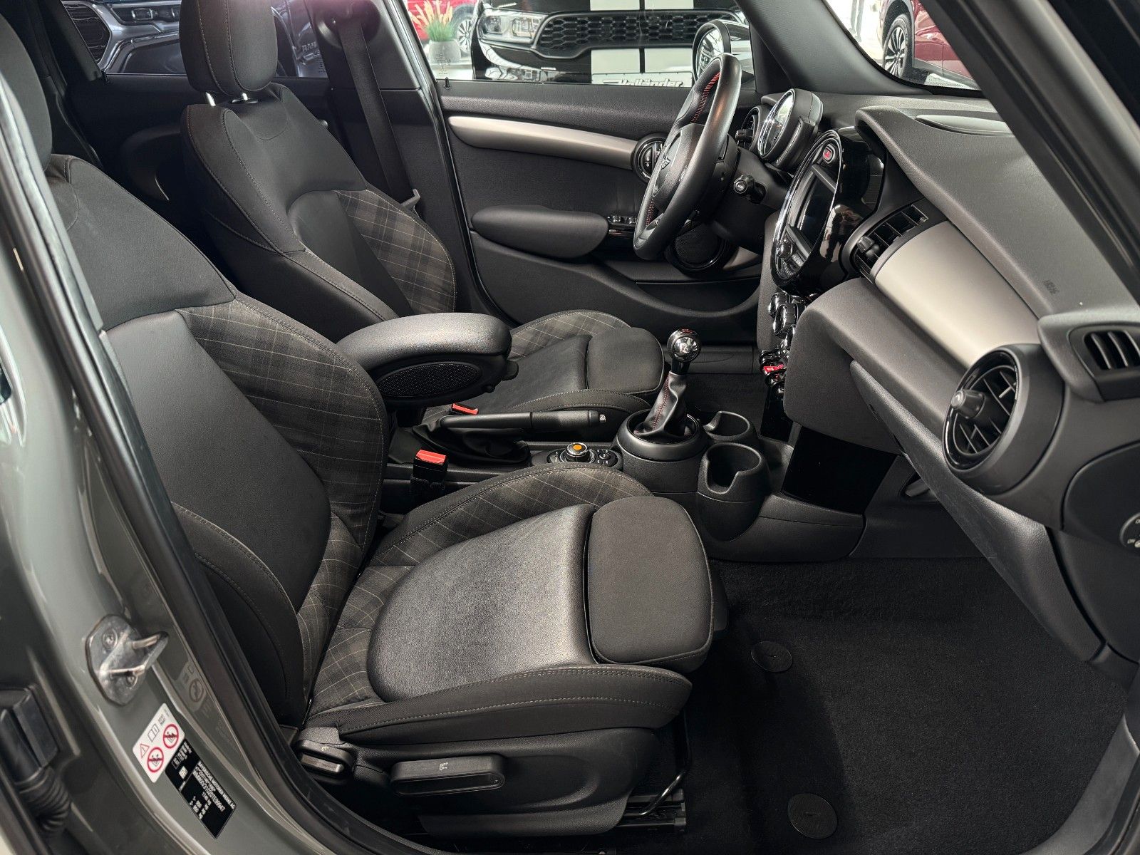 Fahrzeugabbildung MINI Cooper D 5-trg. "LED Navigation PDC Sportsitze"