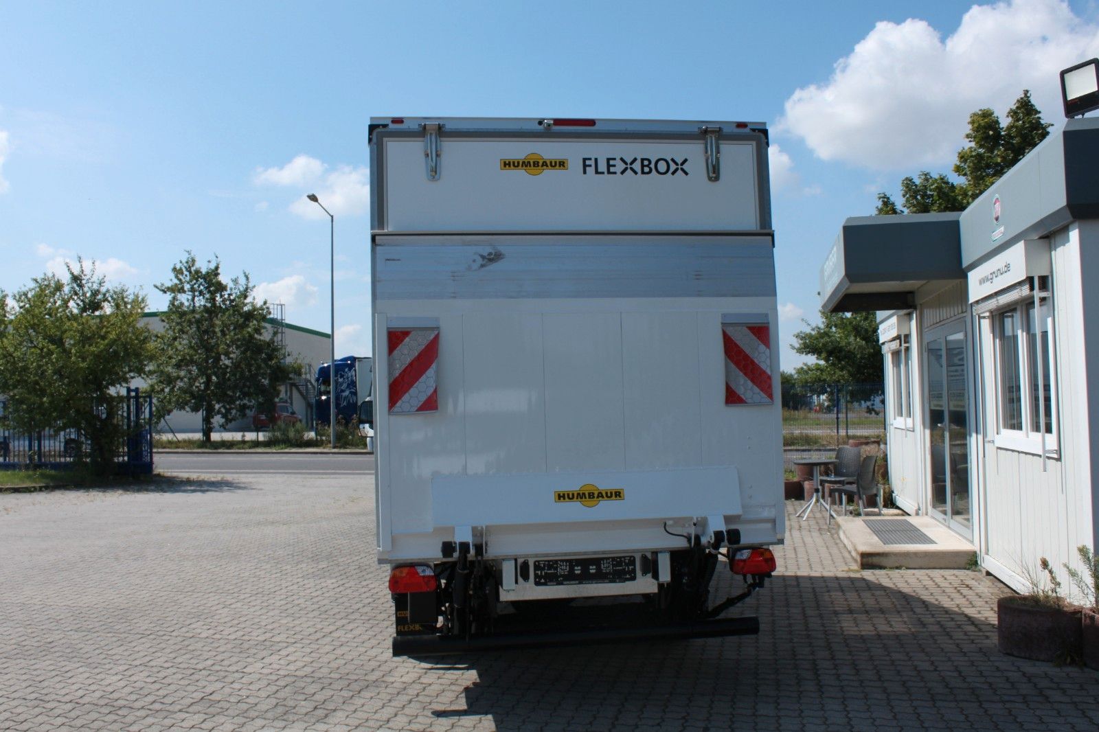 Fahrzeugabbildung Iveco Daily 35S14HEA8 Koffer Ladebordwand