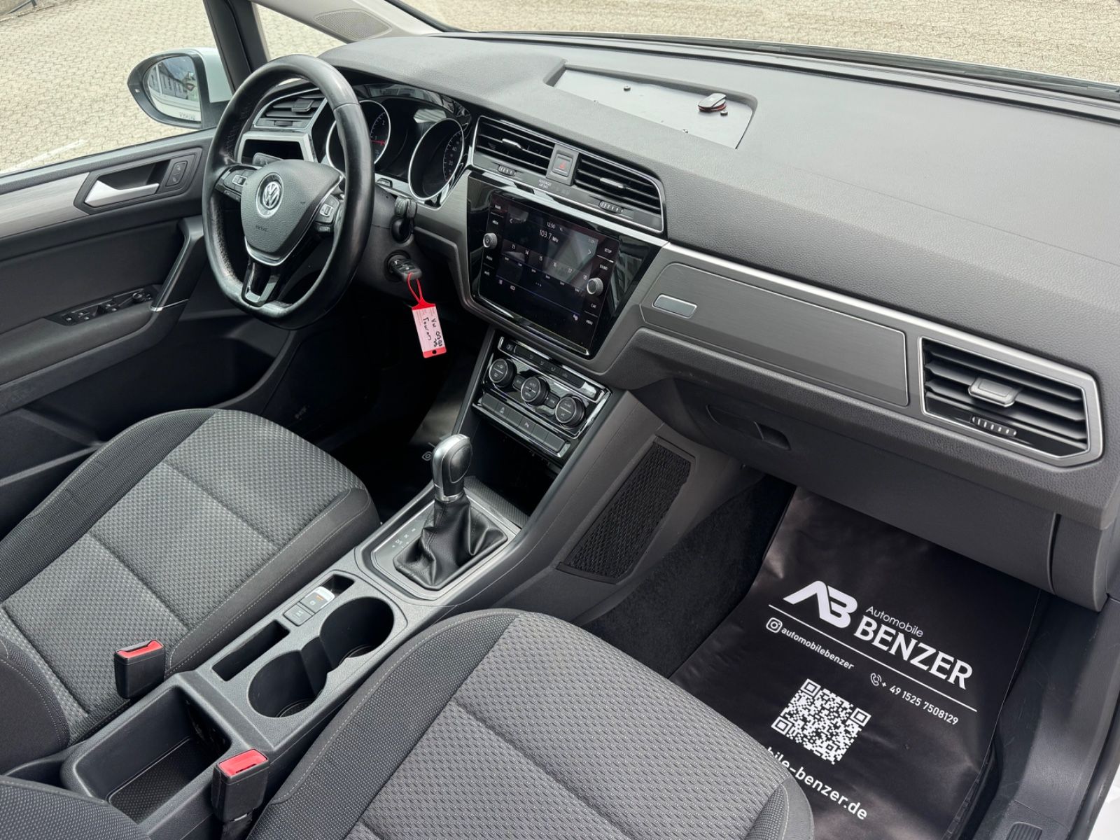 Fahrzeugabbildung Volkswagen Touran Comfortline/DSG/5-Sitzer/PDC