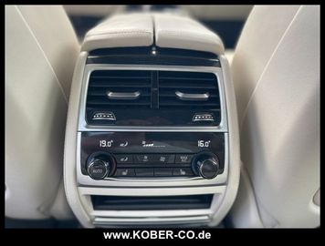 BMW 750 - 12