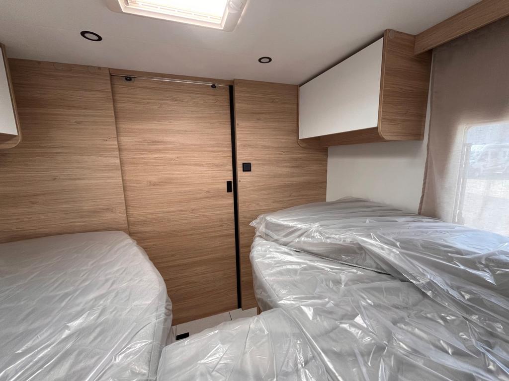 Challenger 317 Ultimate Solar Markise mit Hubbett – Foto 15 von 27