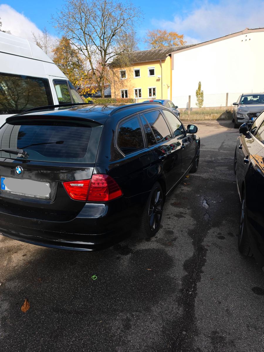 BMW 320 2011 — interior