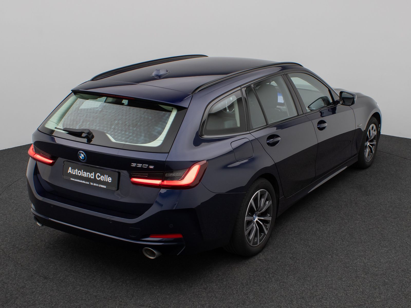 Fahrzeugabbildung BMW 330e Individual DAB HiFi Fernlichtassist PDC LED
