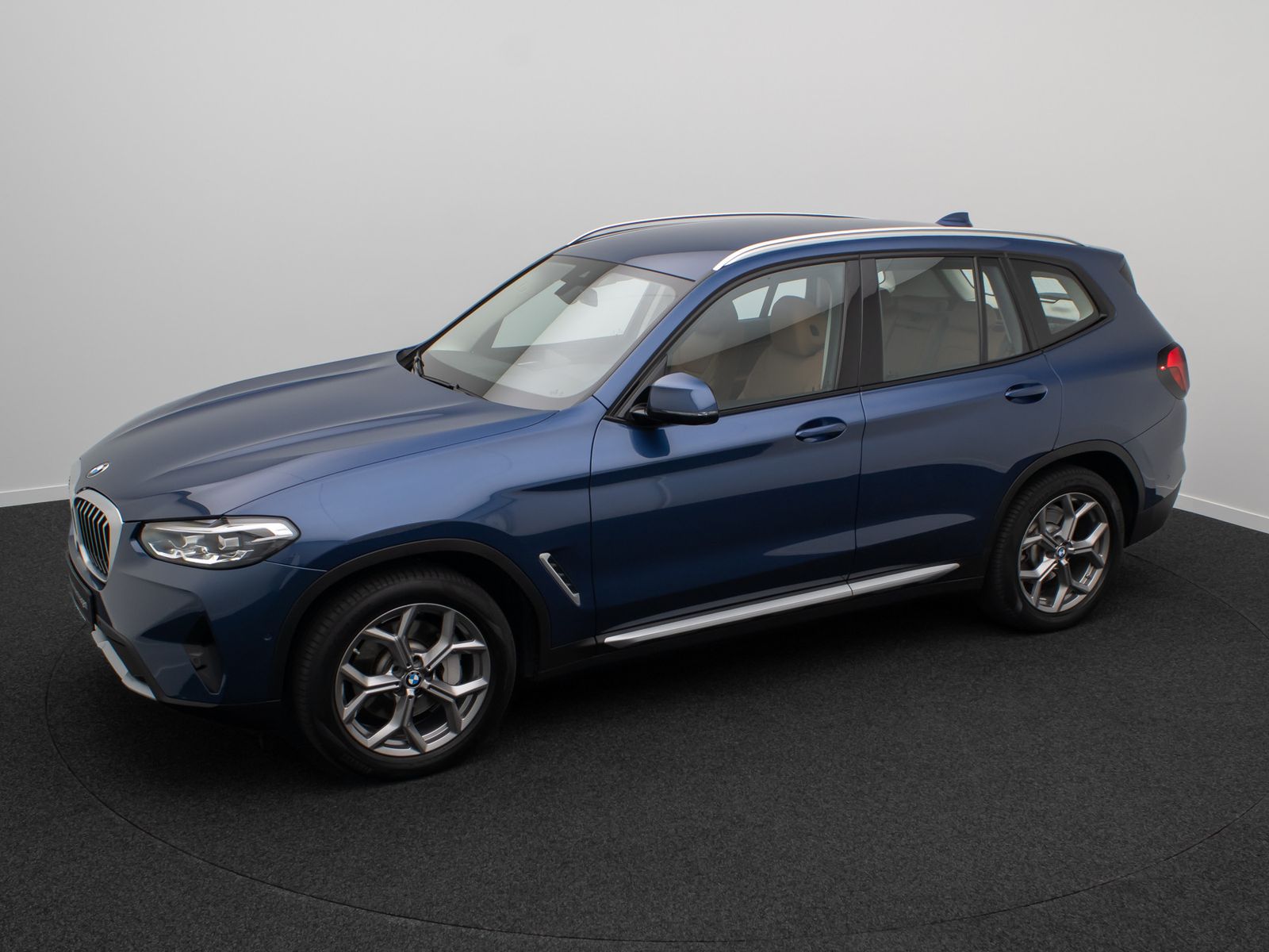 Fahrzeugabbildung BMW X3 xD30i AHK Kamera DAB Komfort Memory Leder 19"