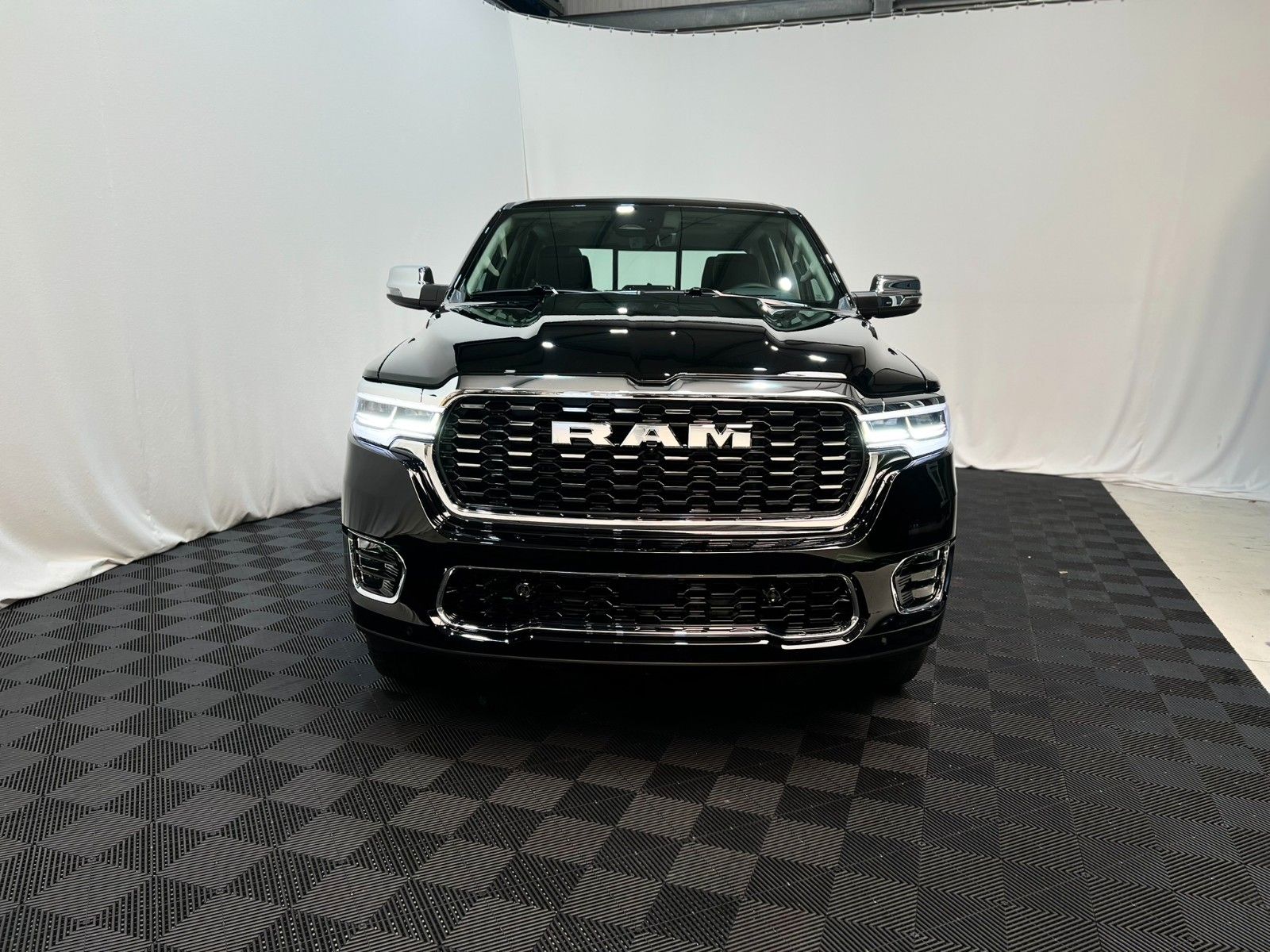 Fahrzeugabbildung Dodge RAM 1500 TUNGSTEN CREW CAB H/O Black Interieur