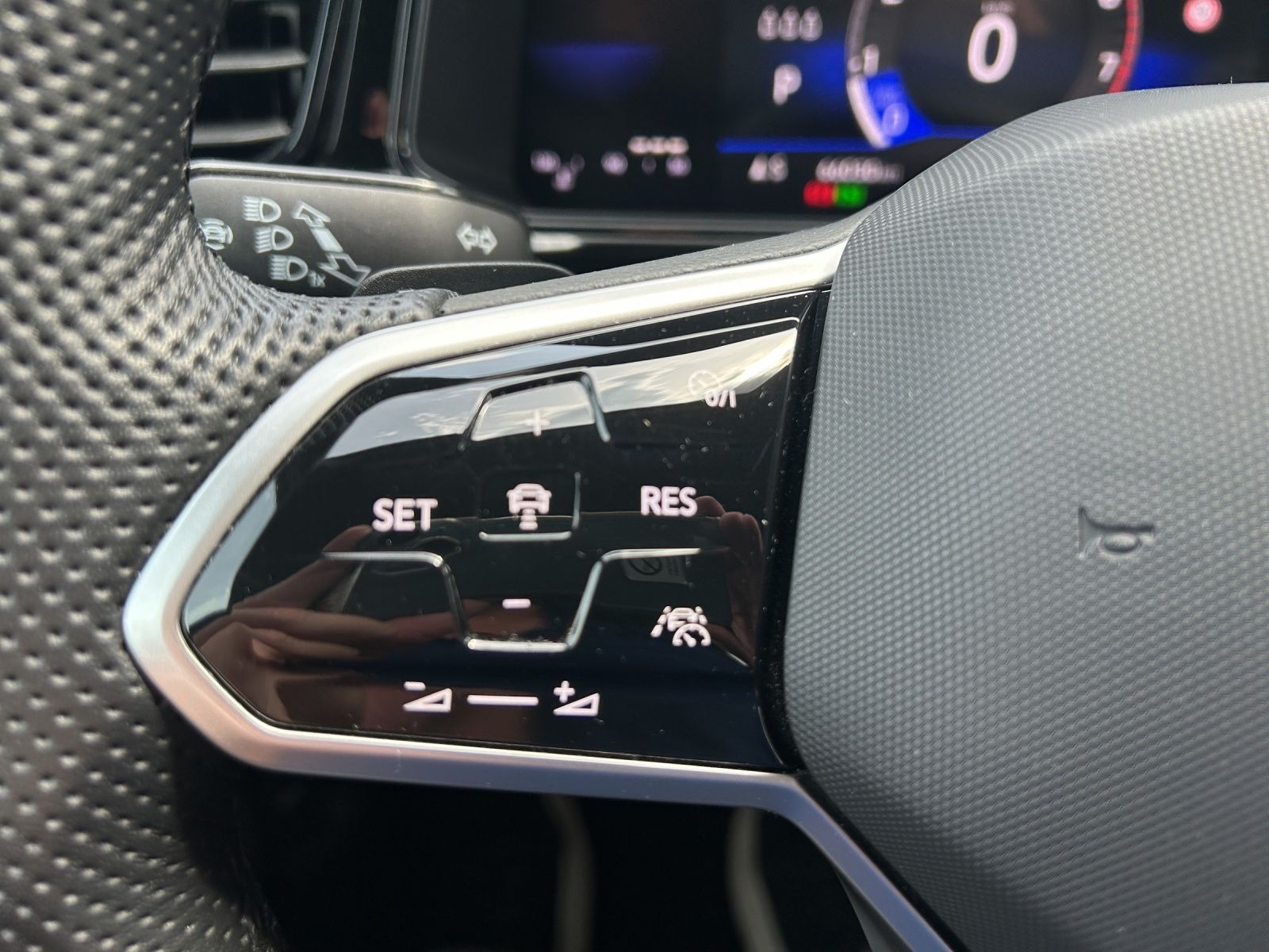 Fahrzeugabbildung Volkswagen T-Roc 2.0 TSI R-Line 4M MATRIX Standh.