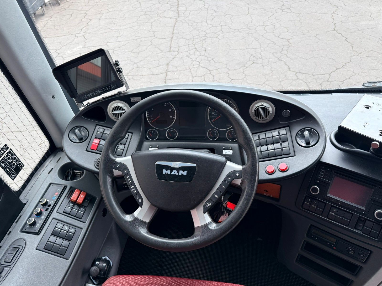 MAN  2015 - Image 11 of 28
