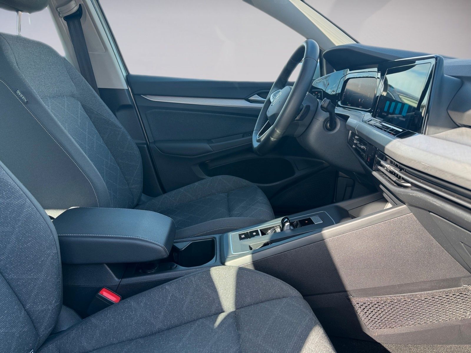 Fahrzeugabbildung Volkswagen Golf VIII Variant Life eTSI