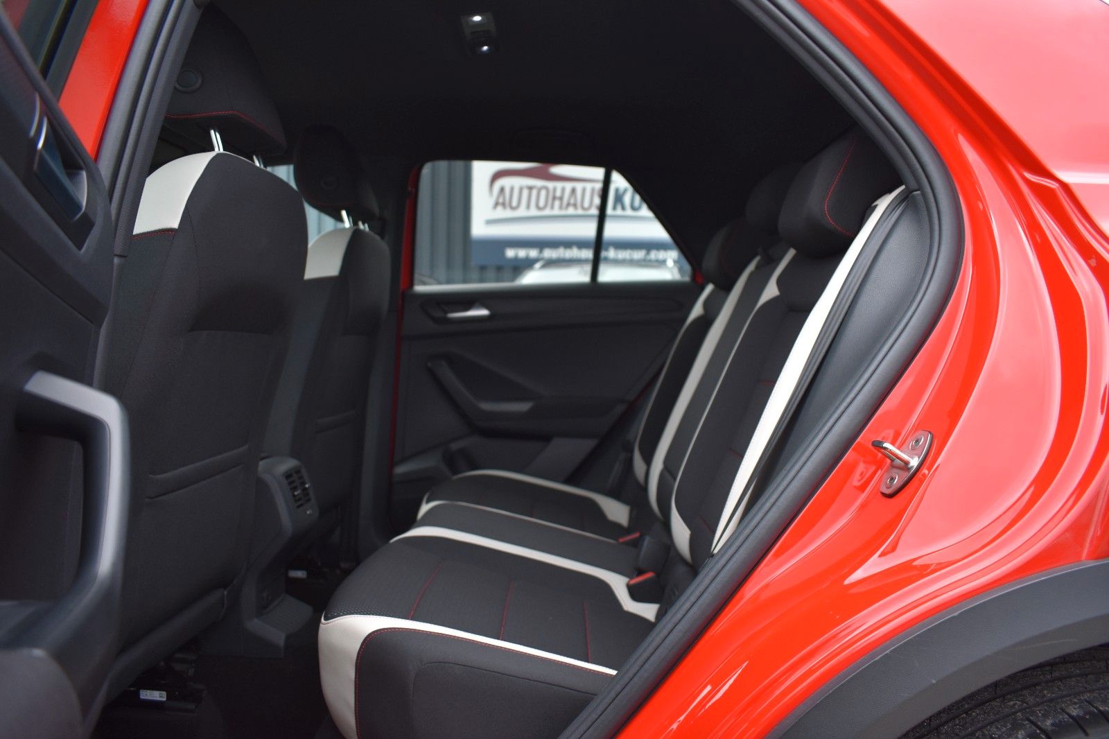 Fahrzeugabbildung Volkswagen T-Roc Sport 4Motion LED AHK Applecar Automatik