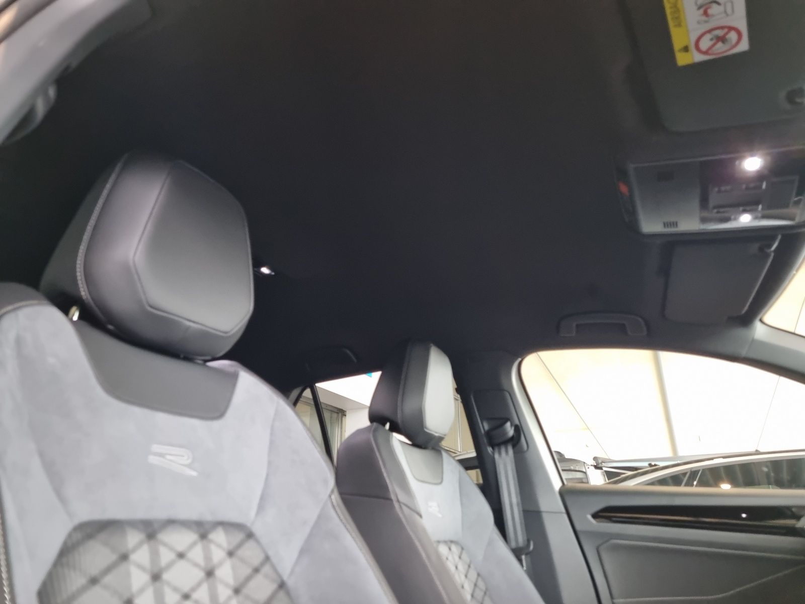 Fahrzeugabbildung Volkswagen T-Roc TSI R-Line DSG IQ.Light ACC SHZ RearView A