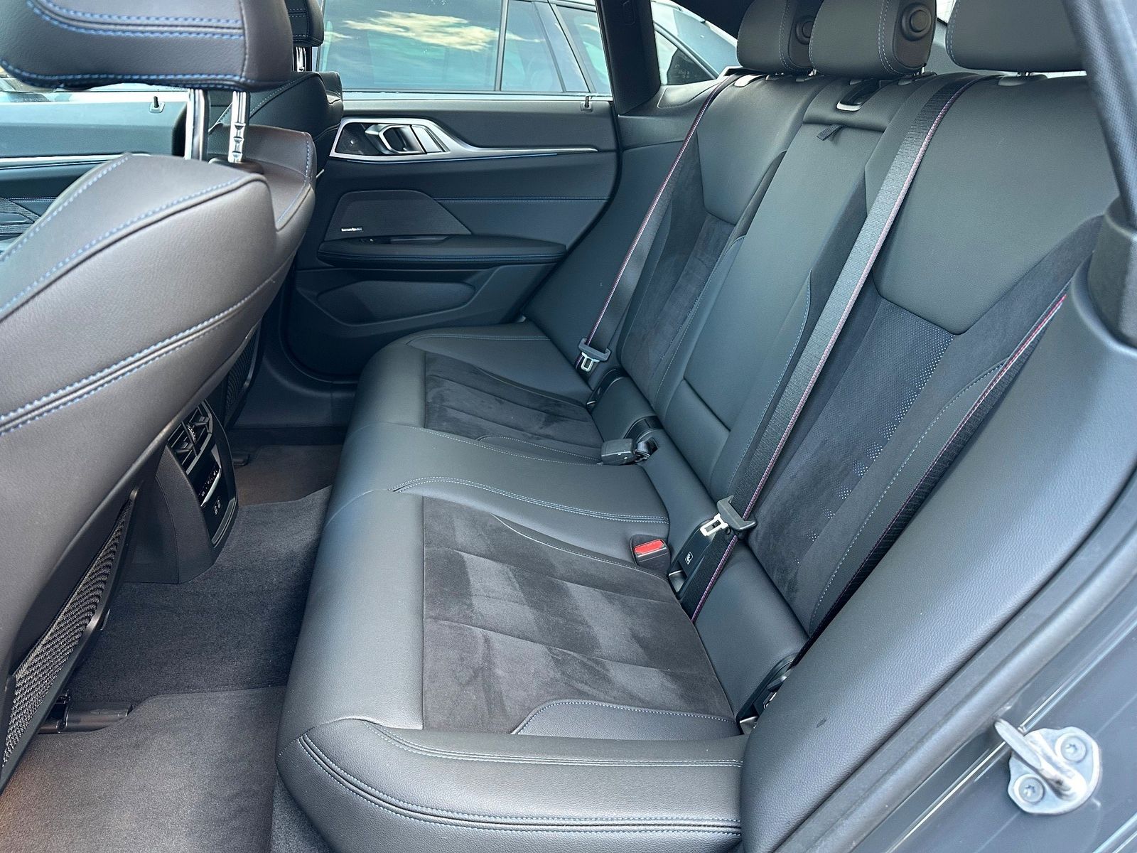 Fahrzeugabbildung BMW i4 eDrive40 Gran Coupe M-Sport NAV+LED+KAM+SHZ