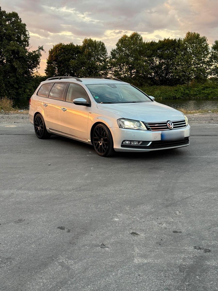 Volkswagen Passat 2012 — rear view