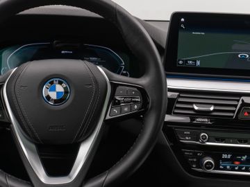 Fahrzeugabbildung BMW 530e Panorama Kamera Laser HUD DAB H/K ACC AHK